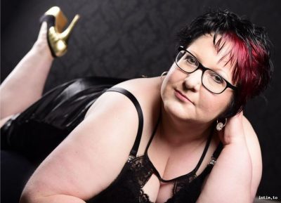 Lilly, Halle, schwarz mit roten Akzenten