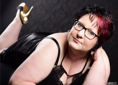 Lilly, Halle, schwarz mit roten Akzenten