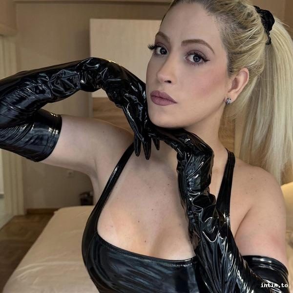 TS Leticia, Berlin, blond