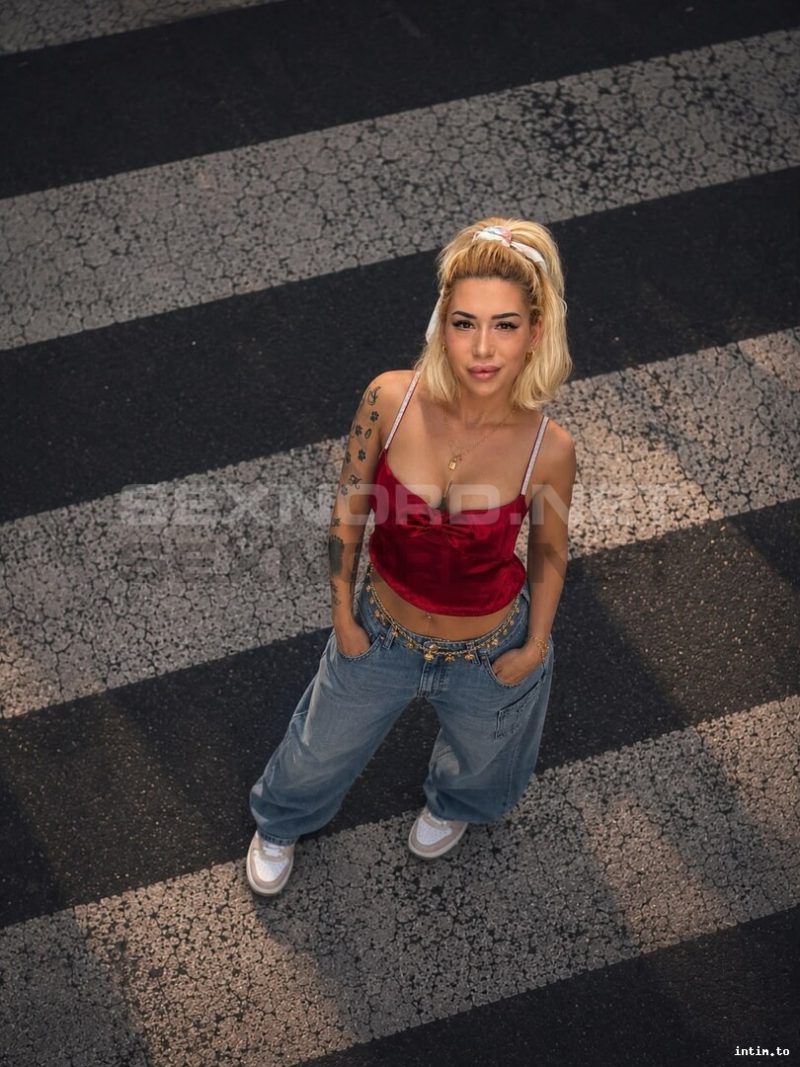 Krystal, Jena, blond