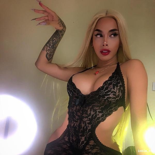 TS Jeeaneskii, Frankfurt am Main, blond